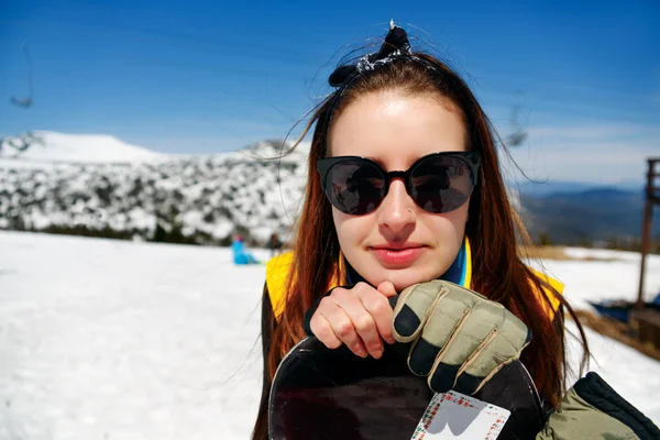 Retrato de mulher jovem contra um contexto do céu de inverno — Fotografia de Stock