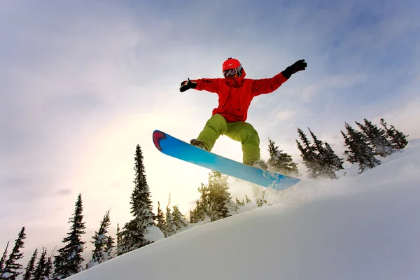 Snowboarder doing a toe side carve with deep blue sky in backgro — Stock Photo, Image