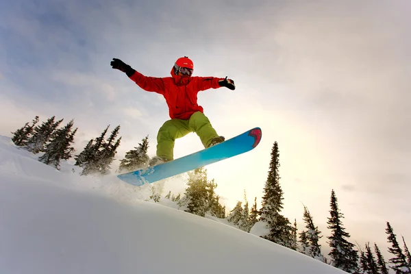 Snowboardista dělat špičky strany vyřezat s temně modré oblohy v backgro — Stock fotografie