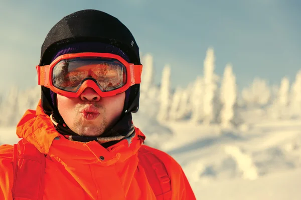 Retrato de homem jovem contra um contexto do céu de inverno — Fotografia de Stock