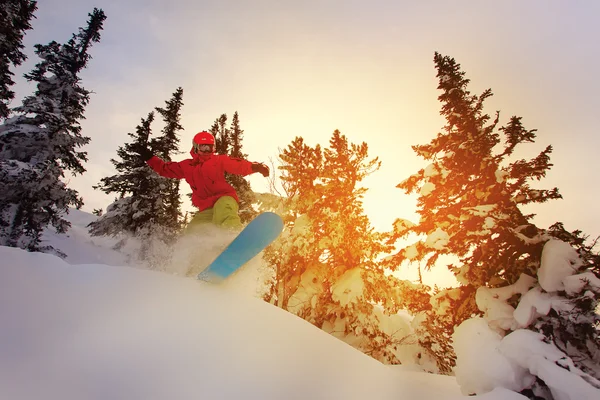 Snowboardista vede vedlejší prst vyřezat — Stock fotografie