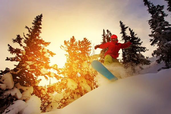 Snowboarder facendo una punta laterale intagliare — Foto Stock