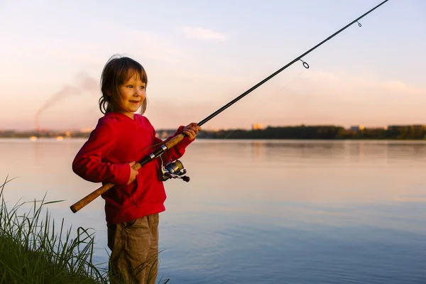 Liten flicka fiske med spinning — Stockfoto