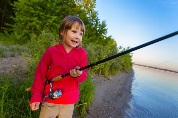 Liten flicka fiske med spinning — Stockfoto