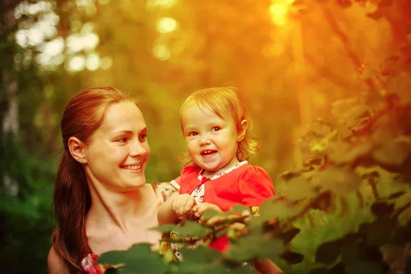 Junge Mutter mit ihrem kleinen Baby auf der Wiese — Stockfoto