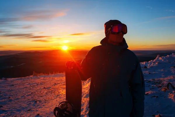 Portréja egy snowboardos, a háttérben a naplemente a memorandum — Stock Fotó