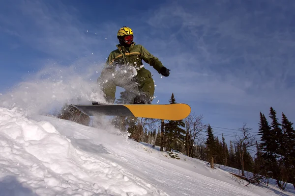 Snowboarder springen door lucht met diepblauwe lucht — Stockfoto