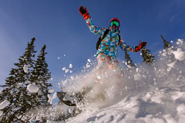 Snowboardista dělat špičky strany vyřezat s temně modré oblohy v backgro — Stock fotografie