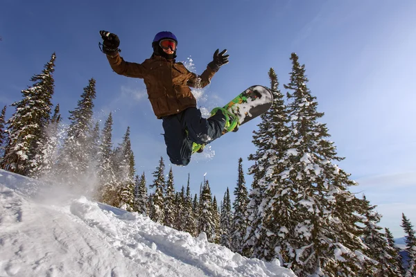 Snowboarder springen door lucht met diepblauwe lucht — Stockfoto