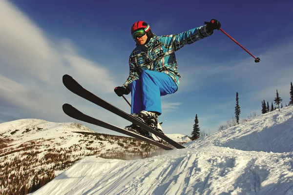Сноубордист стрибає через повітря — стокове фото