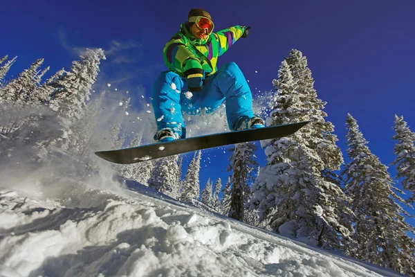 Snowboardista skoky vzduchem — Stock fotografie