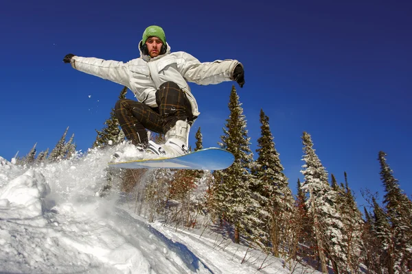 Snowboarder che salta attraverso l'aria — Foto Stock