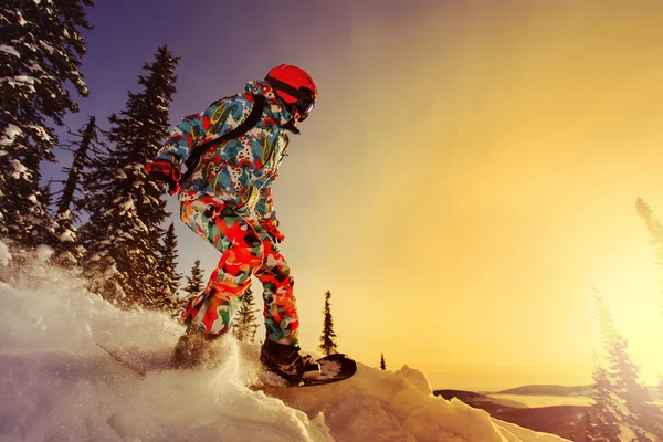 Snowboarder macht einen Zehenseitencarve — Stockfoto