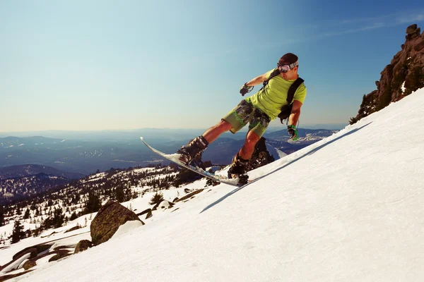 Snowboardåkare gör en tå sida rista — Stockfoto