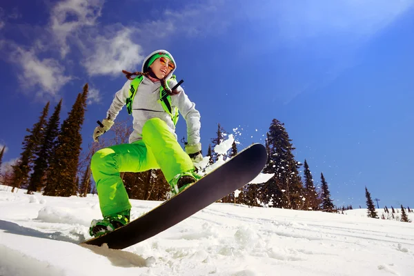 Snowboarder ugrál a levegőben mély kék ég a háttérben — Stock Fotó