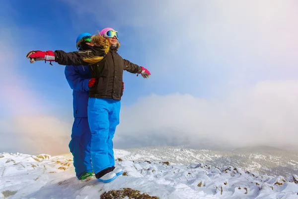 Счастливая пара сноубордистов — стоковое фото