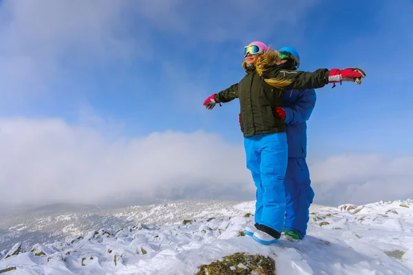 Счастливая пара сноубордистов — стоковое фото