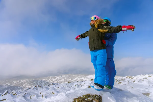 Gelukkige snowboarden paar — Stockfoto