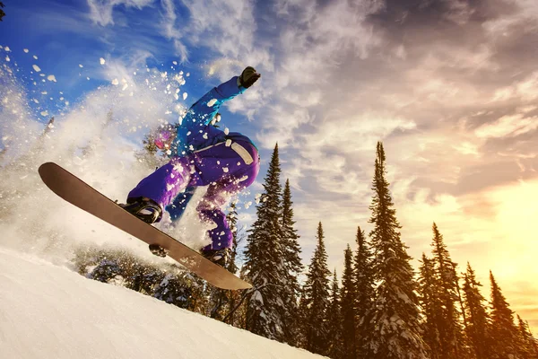 Snowboarder springen door lucht — Stockfoto