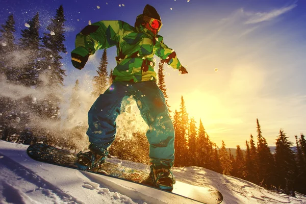 Snowboarder sautant dans l'air — Photo