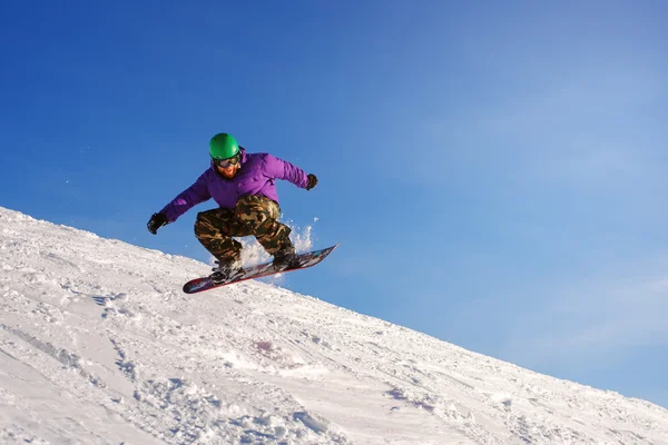 Snowboarder pulando pelo ar — Fotografia de Stock