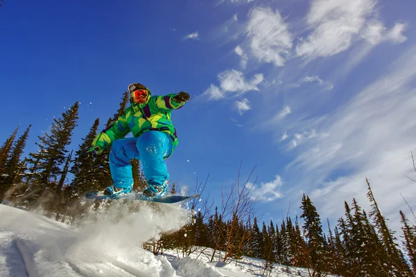 Snowboarder springen door lucht — Stockfoto