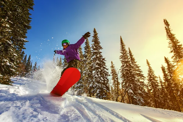 Snowboarder springen door lucht — Stockfoto