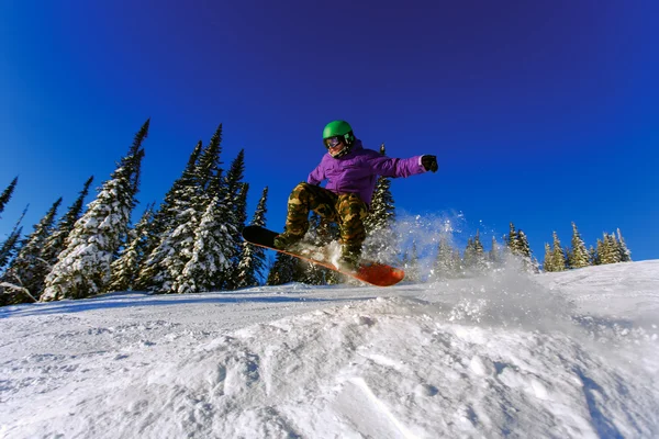 Snowboarder sautant dans l'air — Photo