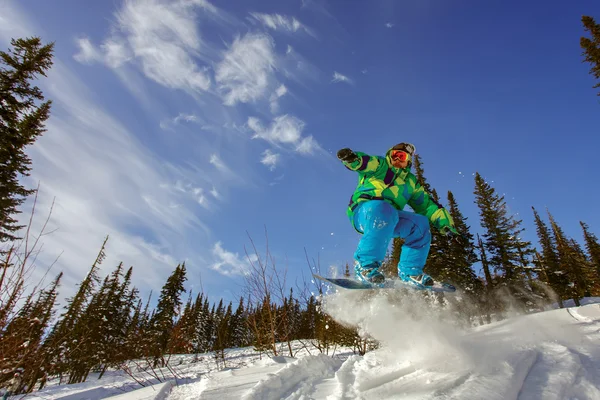 Snowboardåkare hoppa genom luften — Stockfoto