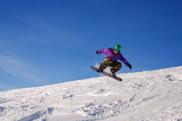 Сноубордист прыгает по воздуху — стоковое фото