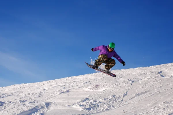 Snowboarder springen door lucht — Stockfoto