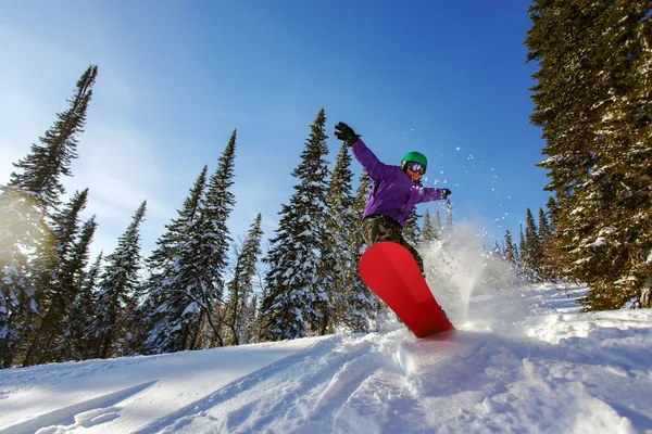 Snowboardista skoky vzduchem — Stock fotografie