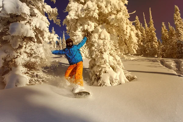 Csinál egy lábujj oldalán snowboardos faragni — Stock Fotó