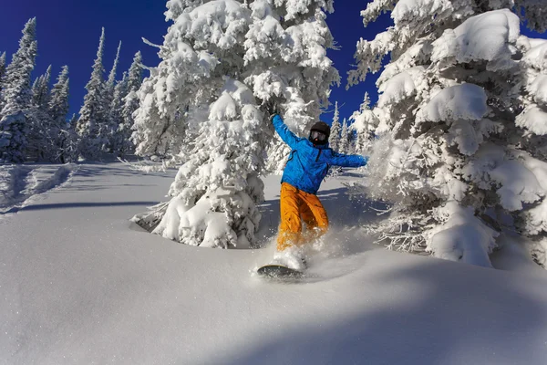 Snowboarder fazendo uma escultura lateral do dedo do pé — Fotografia de Stock