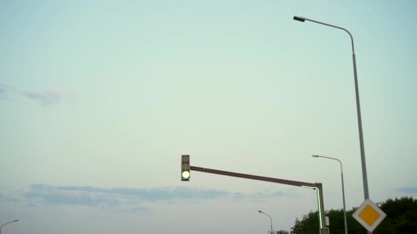 Світлофор на дорозі зелене світло — стокове відео
