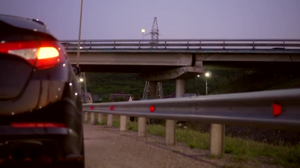 Akşamları pistte acil durum sinyalleri olan bozuk bir araba duruyor. — Stok video