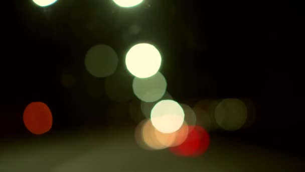 Bokeh de luces nocturnas en la pista, abstracción — Vídeo de stock