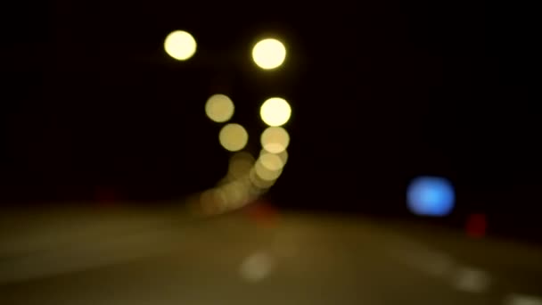 Bokeh nočních světel na trati, abstrakce — Stock video