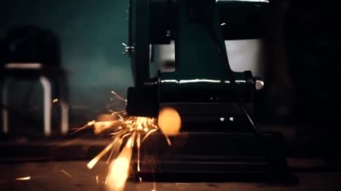 Öğütücüyle metal kesme, kamerada uçan kıvılcımlar