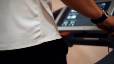 Spor salonunda koşan adam.