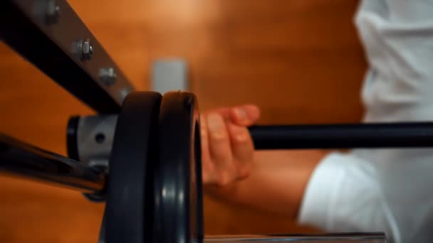 Uomo in palestra allenamento con un bilanciere — Video Stock