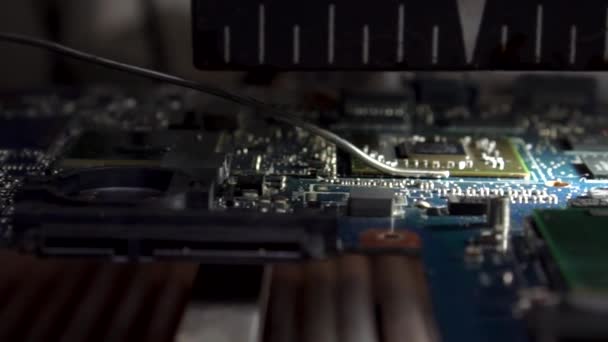 Erhitzen des Mikrochips auf einem speziellen Gerät — Stockvideo