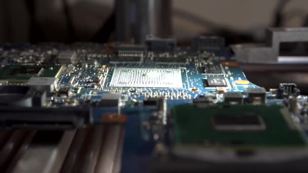 Limpieza del viejo microchip en un dispositivo especial — Vídeo de stock