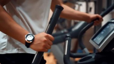 Spor salonunda koşan adam.