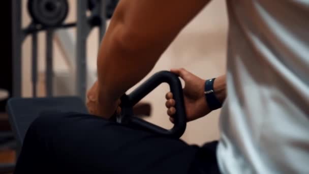 L'homme dans la salle de gym entraîne son dos — Video