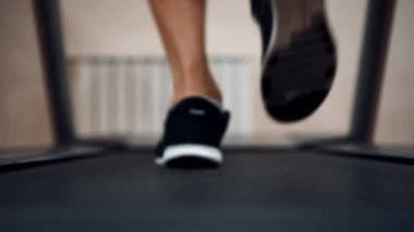 Spor salonunda koşan adam.