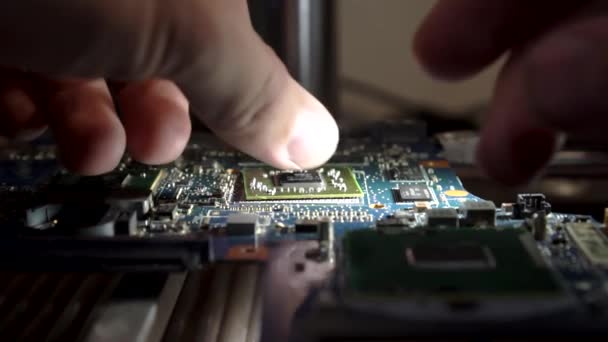 Instalar un nuevo microchip en un dispositivo especial — Vídeo de stock