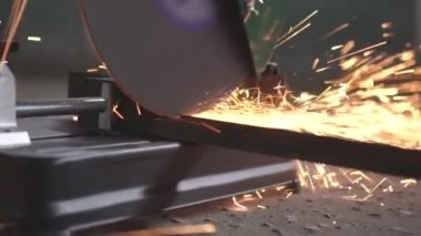 Öğütücüyle metal kesimi, uçan kıvılcımlar