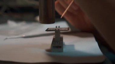 Erkek eli mikroçipte sıcak toplar.