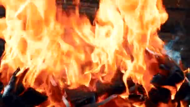 Dřevěná konstrukce hoří a hroutí se — Stock video